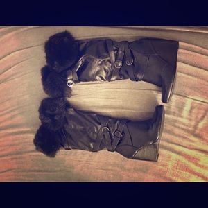 Wedge shoe with fur trim and straps